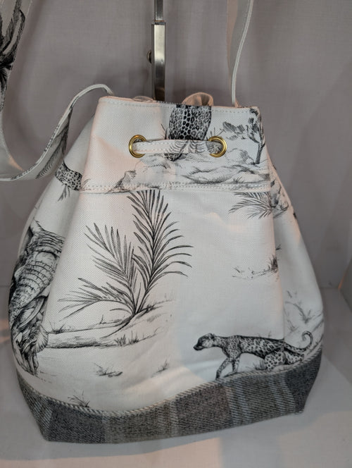 Deyon Bucket Bag