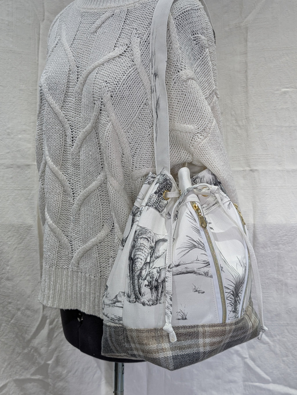 Deyon Bucket Bag